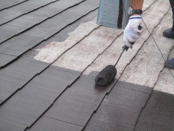 コロニアル屋根の中塗り中です