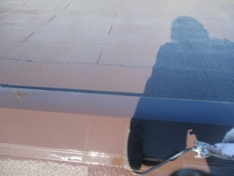 棟板金の上塗り中です