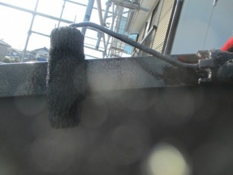 1階屋根の上塗りけらば板金塗装中です