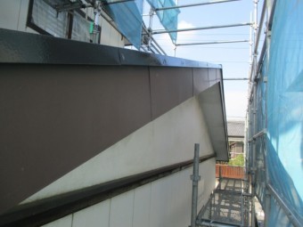 1階ケラバ板金の上塗りが終了しました