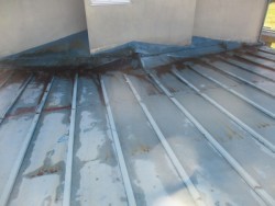 施工前の板金屋根の状態です