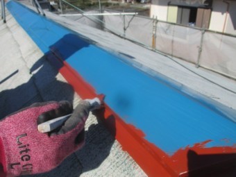 棟板金のさび止め塗装中です