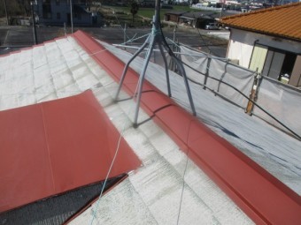 ドーマ屋根と棟板金のさび止め塗装が終了しました