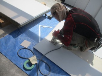 ケイカル板を加工中です