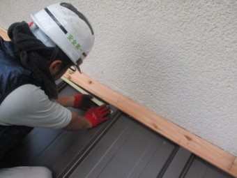 エプロン面戸の取り付け中です
