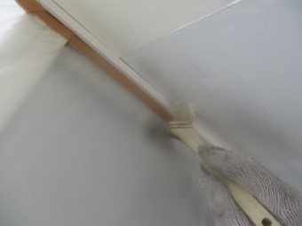 軒天にシーラーを塗布中です