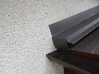 棟板金の軒先側の納まりです