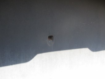 軒樋金具の撤去跡です