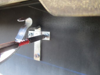 軒樋金具の取り付け中です