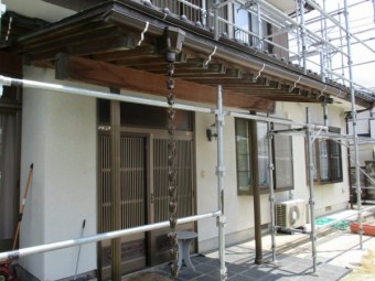 玄関の軒樋を取り付けました