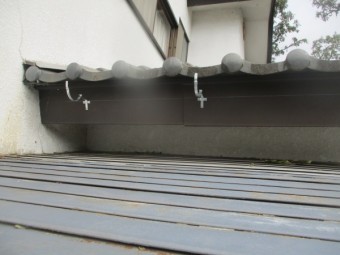 軒樋金具を取り付けました