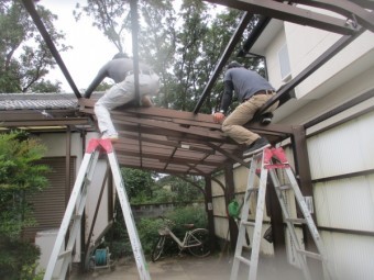 波板の取り付け中です。