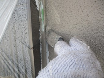 窓枠の中塗り刷毛塗装中です