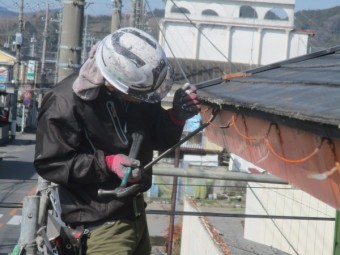 軒樋金具の撤去中です