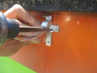 軒樋金具の取り付け中です