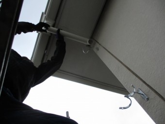 呼び樋の取り付け中です