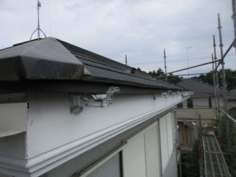 軒樋金具を取り付けました
