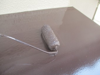 板金部分の上塗りローラー塗装中です