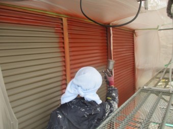 さび止めの下塗り吹き付け塗装です