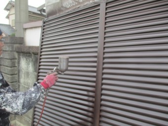 吹き付け塗装の中塗り中です