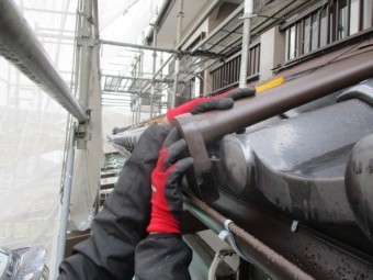 ハイ樋を取り付け中です