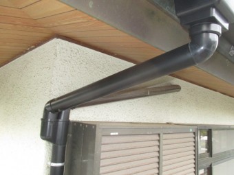集水器と縦樋を取り付けました