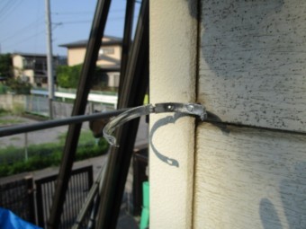 縦樋金具を取り付けました
