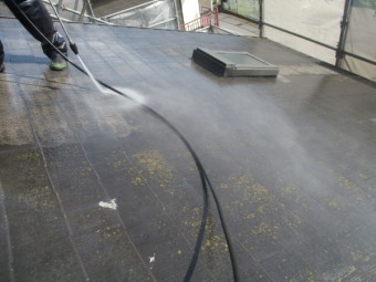 コロニアル屋根の洗浄中です
