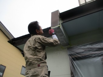 下塗り刷毛塗装中です