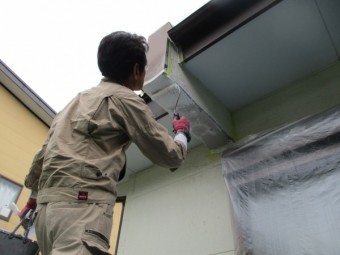 下塗りローラー塗装中です