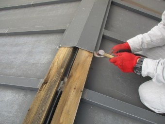 棟板金の取り外し中です