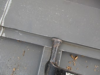 棟板金の取り付け中です