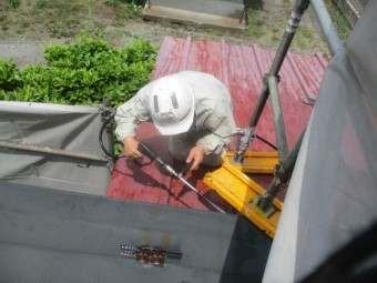屋根軒先の洗浄中です
