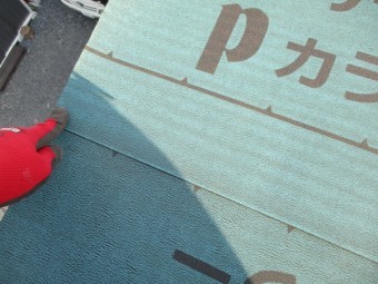 ルーフィングを貼り付けました