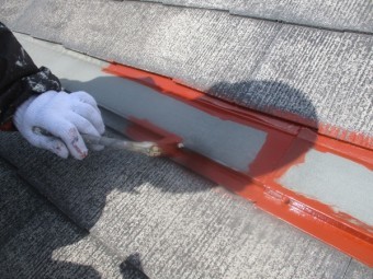 屋根の水切りをさび止め刷毛塗装中です