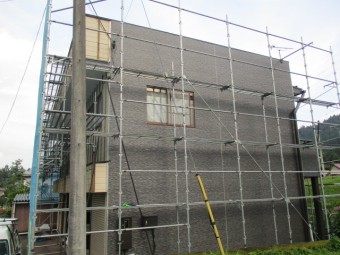 北面が貼り終わりました