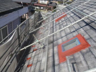 コロニアル屋根の下塗り終了です