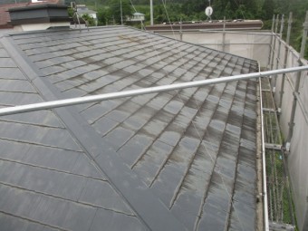 高圧洗浄前の屋根の状態です