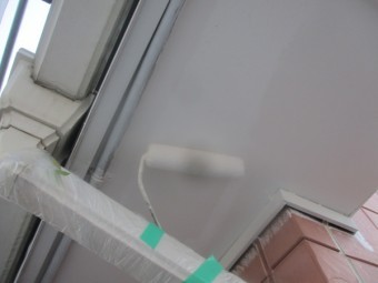 軒天下塗りのローラー塗装中です