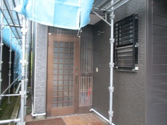 玄関が貼り終わりました