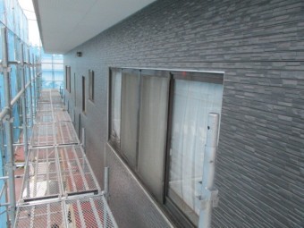 東面の霧よけ下が貼り終わりました
