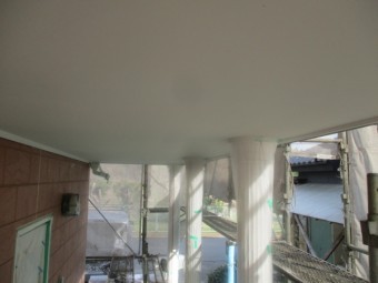 玄関軒天の中塗りが終了しました