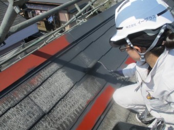 コロニアル屋根の中塗りローラー塗装中です