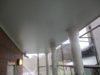 玄関軒天の上塗りが終了しました
