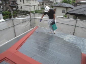 屋根材の下塗り中です