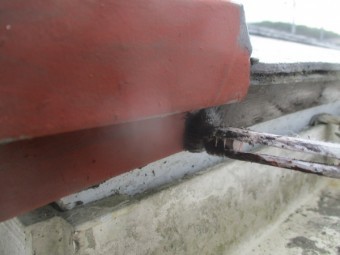 軒先水切りの中塗り刷毛塗装中です