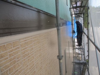 外壁の汚れを洗い流し中です