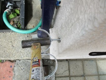 竪樋金具を取り付けました。