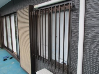 窓の格子を取り付けました