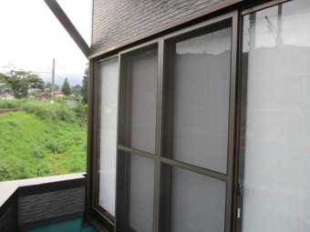 新しい網戸を取り付けました